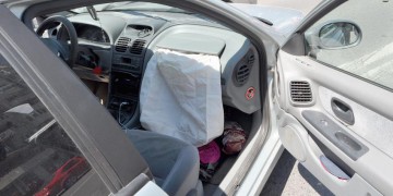 Băut şi fără permis a intrat cu maşina într-un gard de beton, la Ovidiu